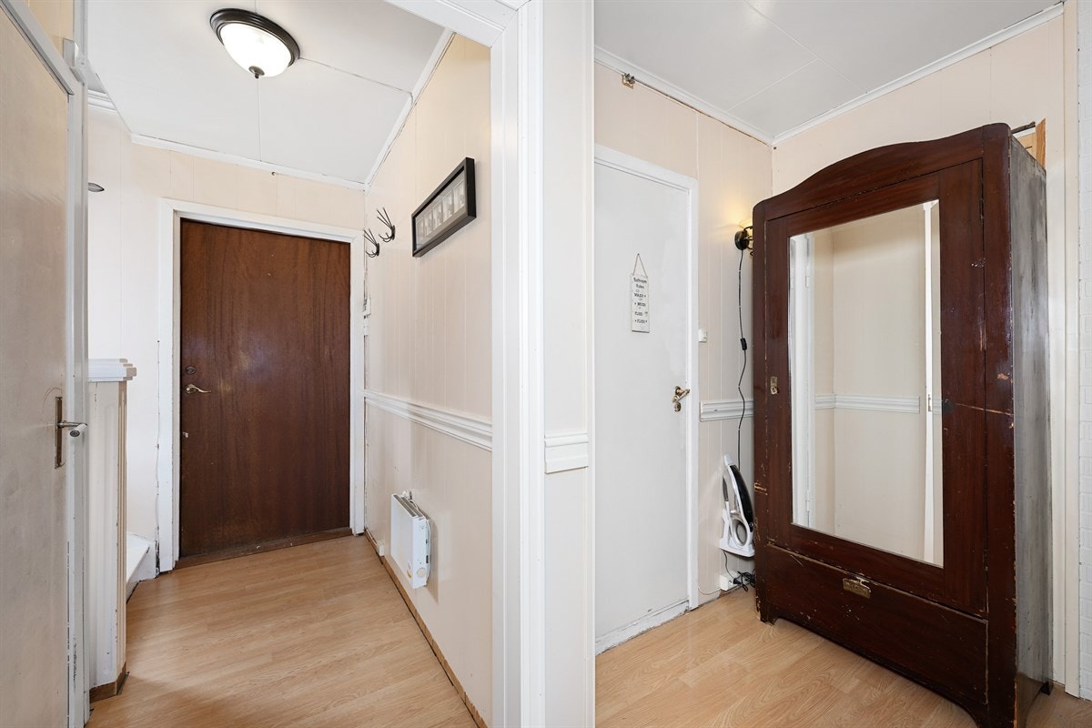 Boligen har en delikat, hyggelig entré som gir et godt førsteinntrykk. Rommet har hvitmalt belistning, mens veggene er malt i en sandfarget nyanse. Galleribilde