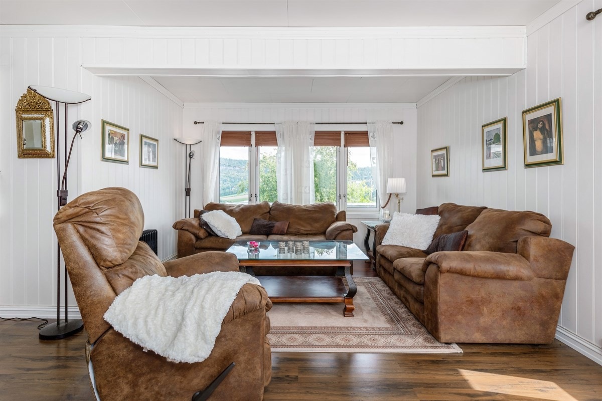 Her er det god plass både for en sittegruppe, en tv-krok og et spisebord. Galleribilde