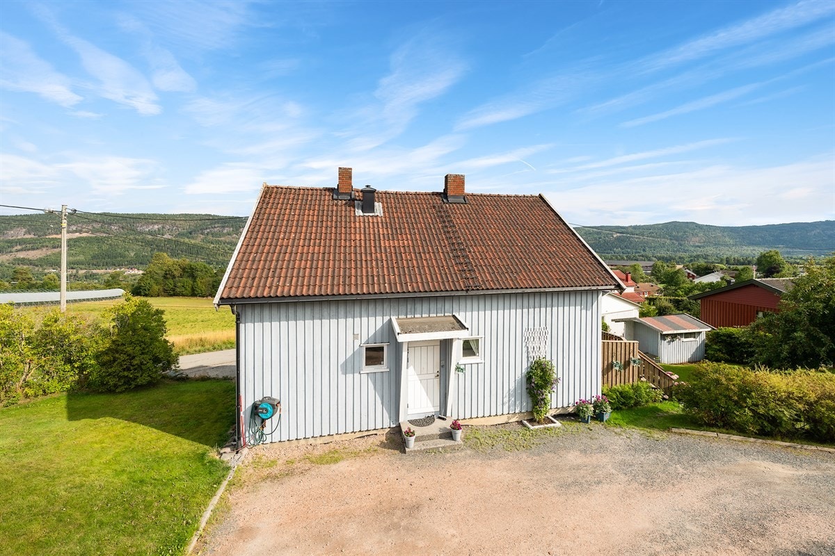 Det er gangavstand til bussholdeplass, skole, barnehage, dagligvarebutikk og flott turterreng enten det er sommer eller vinter. Galleribilde
