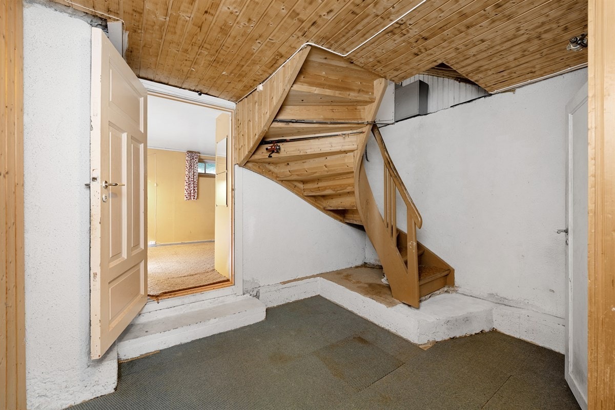 Trapperom i underetasje. Galleribilde