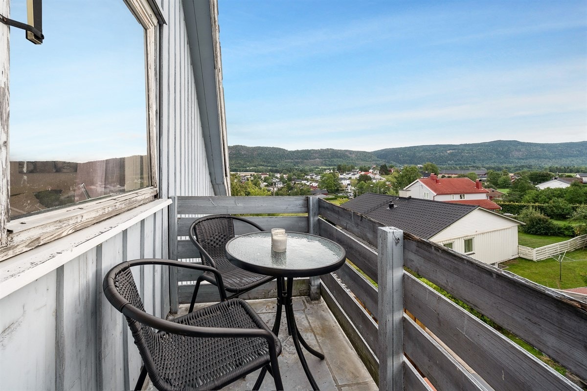 Balkongen ligger rett ovenfor en romslig terrasse ved adkomst fra stue. Galleribilde