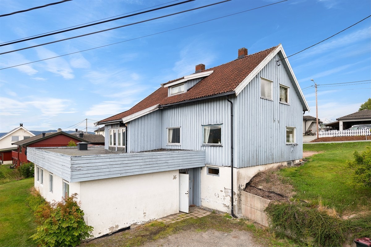 Utleiedelen har en leieinntekt på kr. 10 000,- pr. mnd og har sitt eget inngangsparti, et praktisk kjøkken og et bad med badekar og opplegg for vaskemaskin. Galleribilde