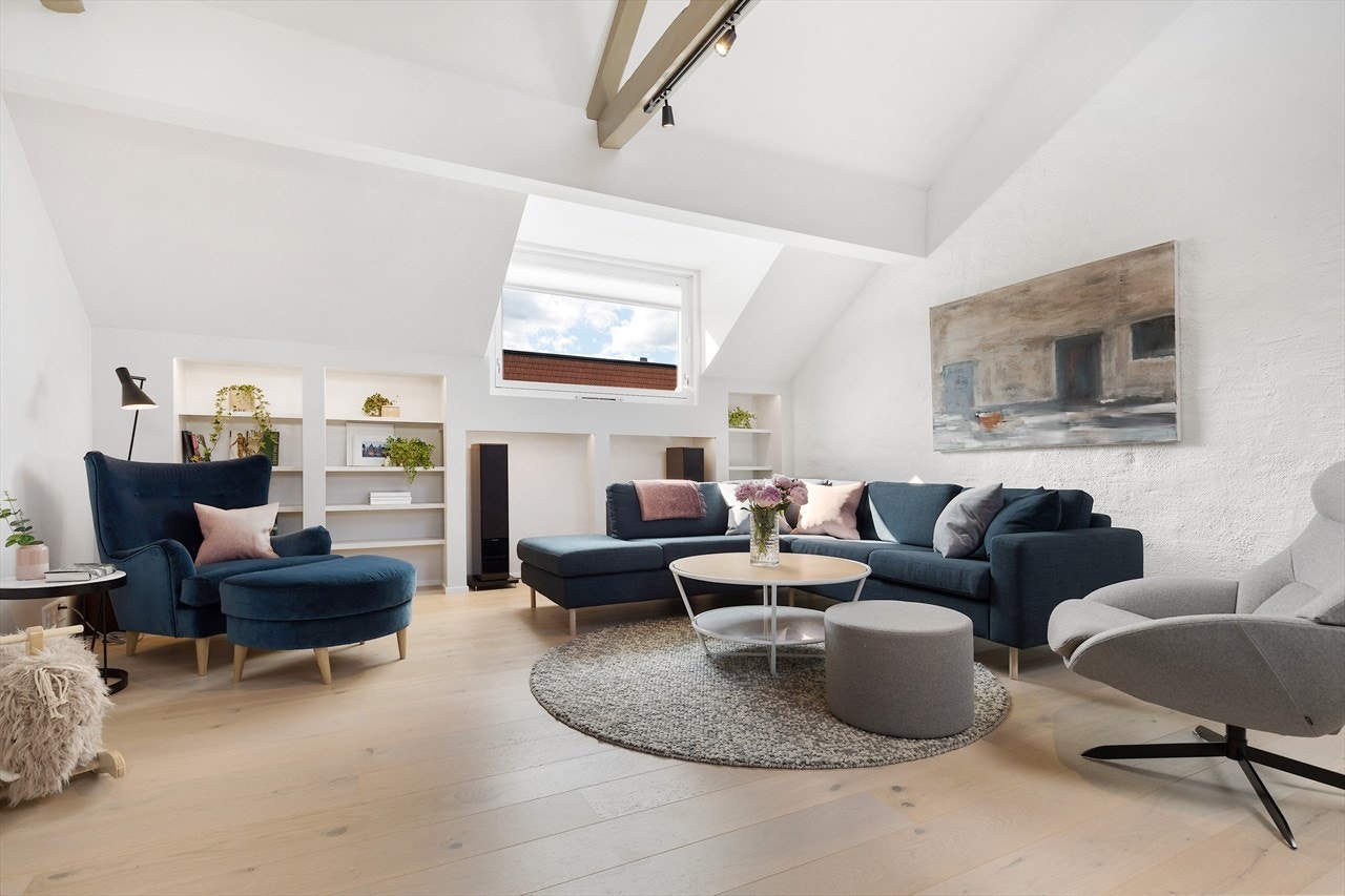 Stuen har plass til sofa og TV-avdeling samt at det er innebygget hyllesystem. Galleribilde