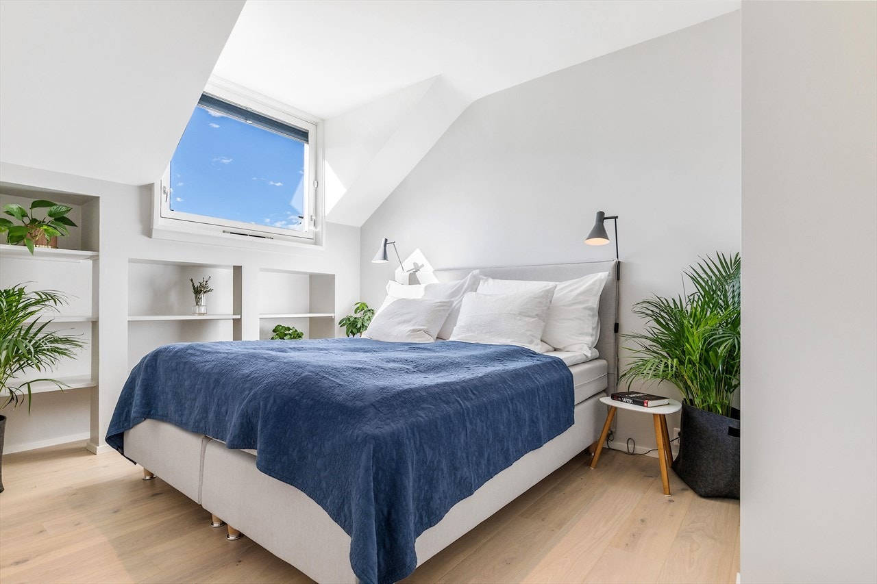 Hovedsoverom med plass til dobbeltseng og innebygget hyllesystem. Galleribilde
