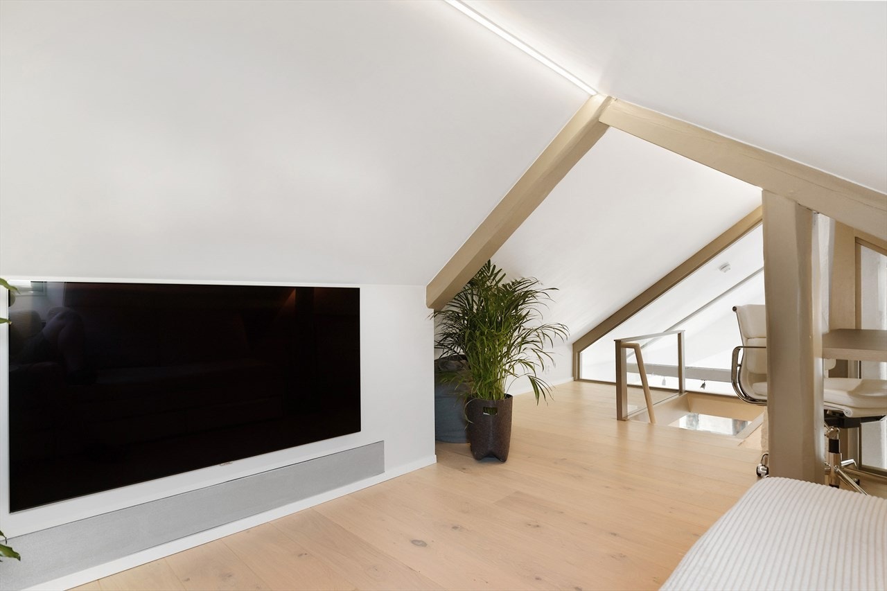 Bak TVen er det plass til oppbevaring i en smart skapløsning. Galleribilde