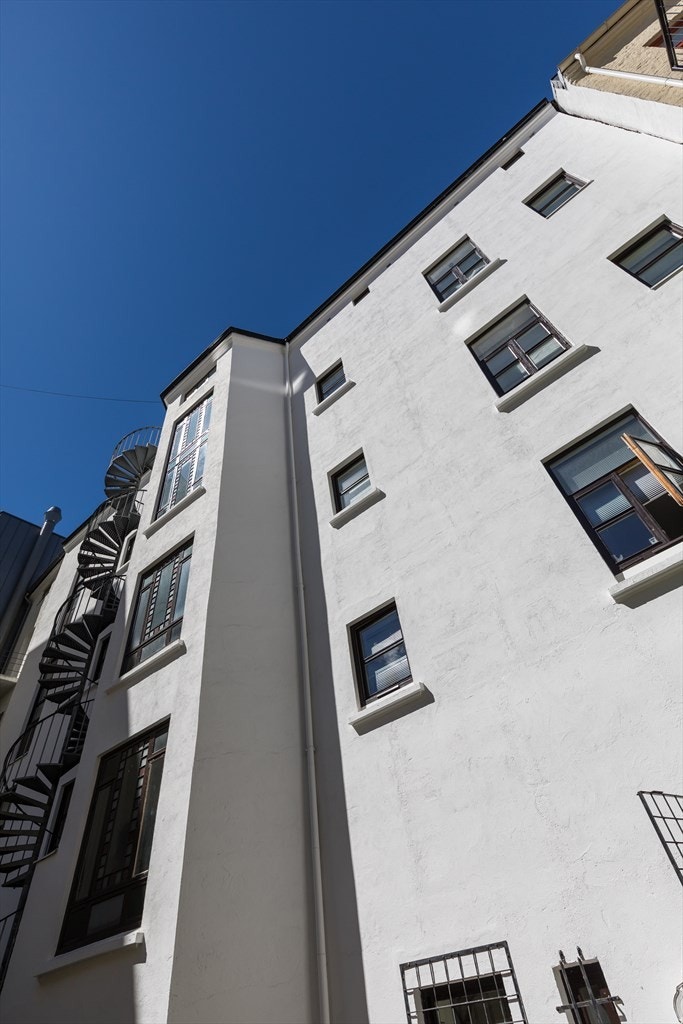 Fasade bakgård. Branntrapp i alle etasjer. Sentralt brannvarslingsanlegg i bygården. Galleribilde
