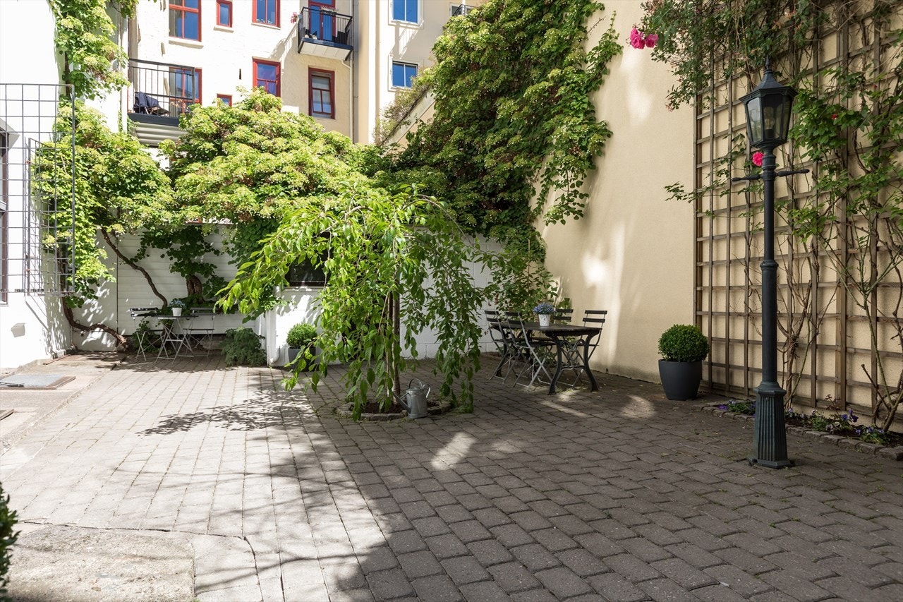 Bakgård Galleribilde
