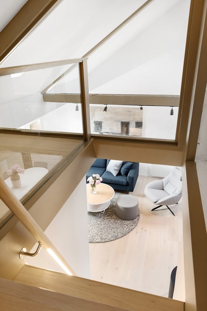 Unike detaljer som lys i håndløper til hemsen. Galleribilde