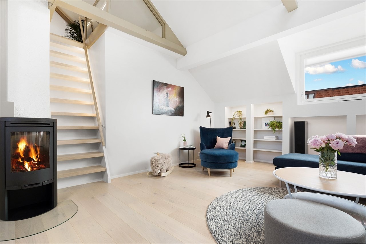 I stuen ligger alt teknisk klart for å eventuelt innrede med TV-seksjon. Galleribilde