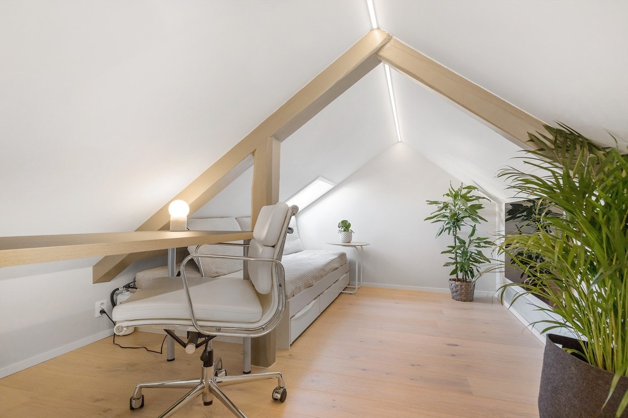 Praktisk hems med kontorplass, sofa og TV-seksjon. Kan også brukes som gjesterom. Galleribilde