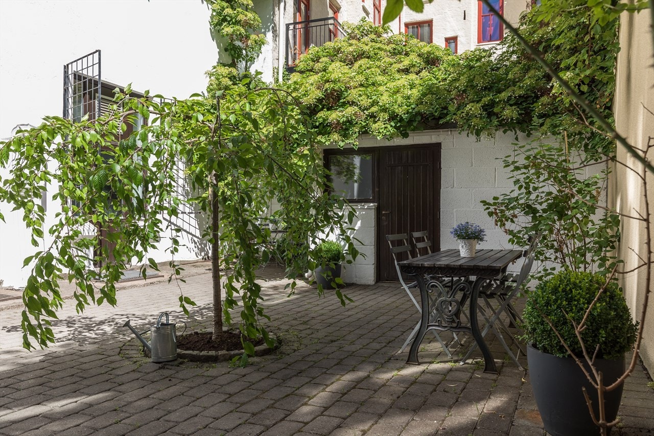 Bakgård med felles oppvarmet bod for sykkelparkering og barnevogner. Galleribilde