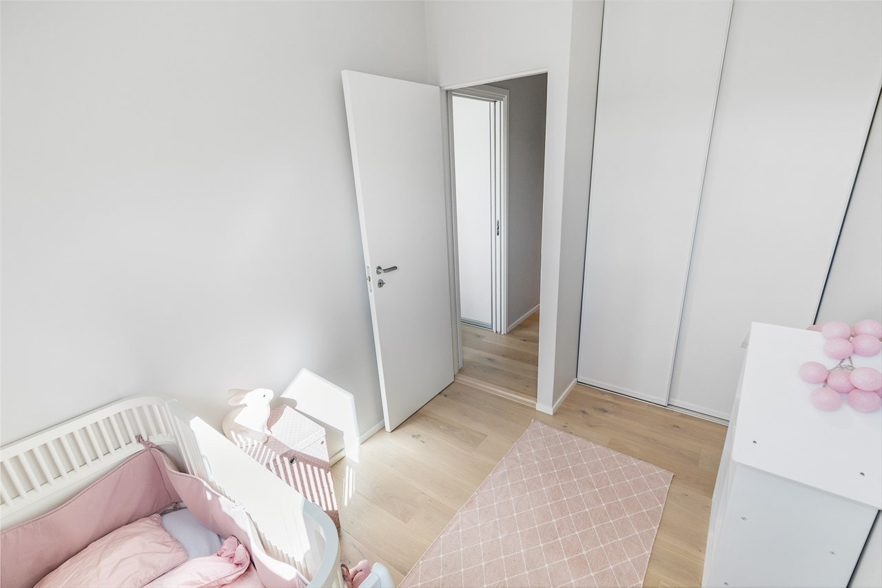 Soverom 2 med innebygget skyvedørsgarderobe. Galleribilde