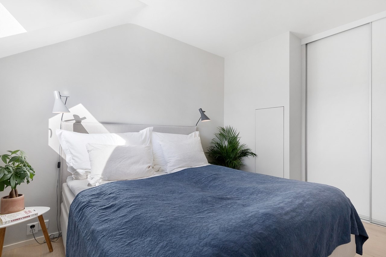 Innebygget skyvedørsgarderobe på hovedsoverommet. Galleribilde