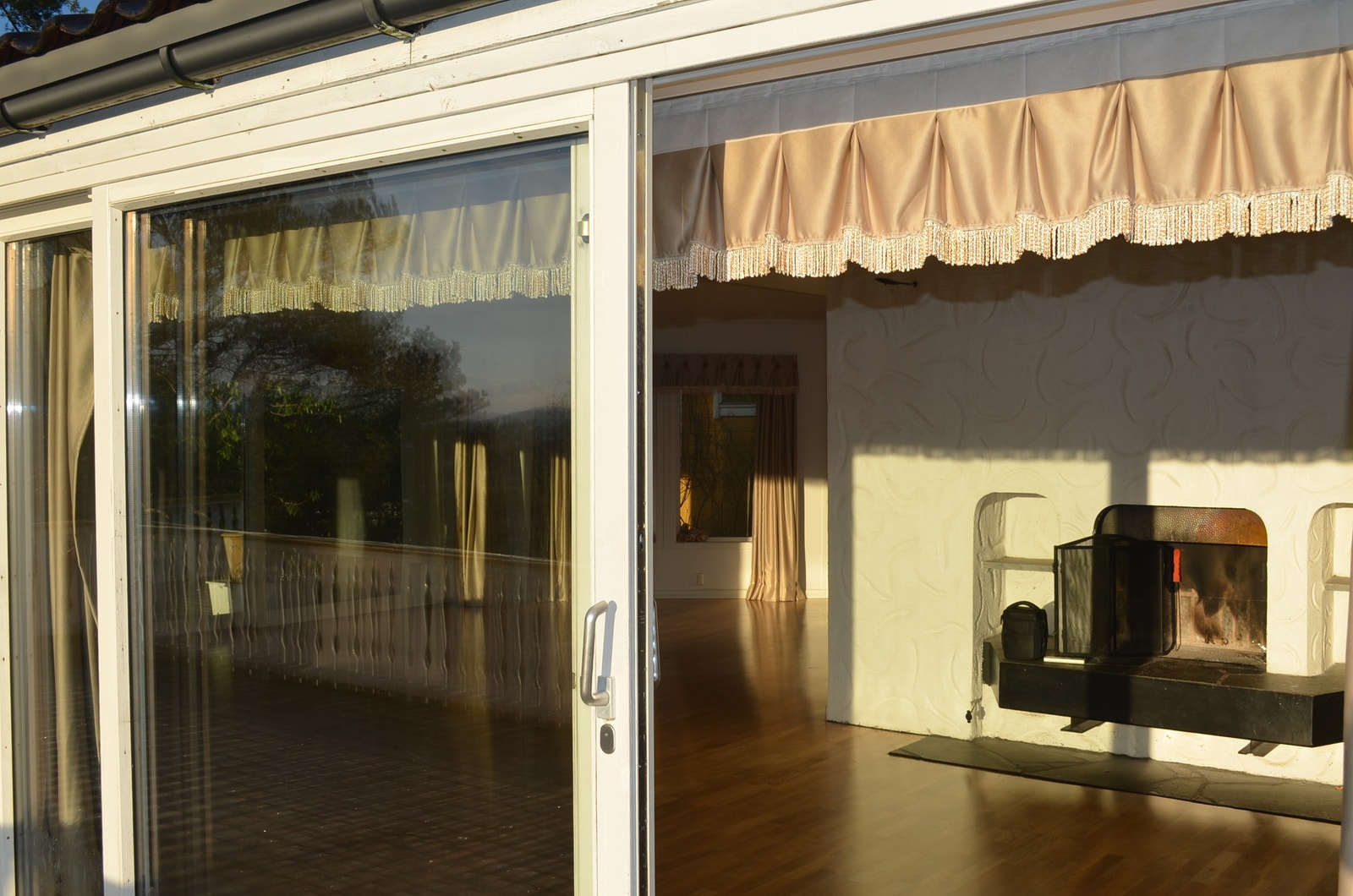 Stue, sett utenfra Galleribilde