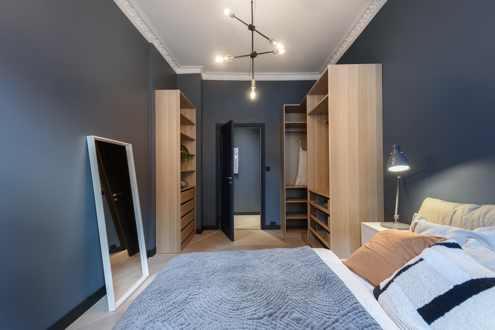 Hovedsoverom med mye skapplass Galleribilde