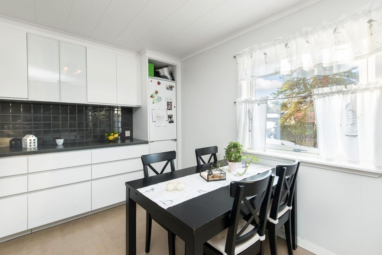 Kjøkken med integrertehvitvarer Galleribilde