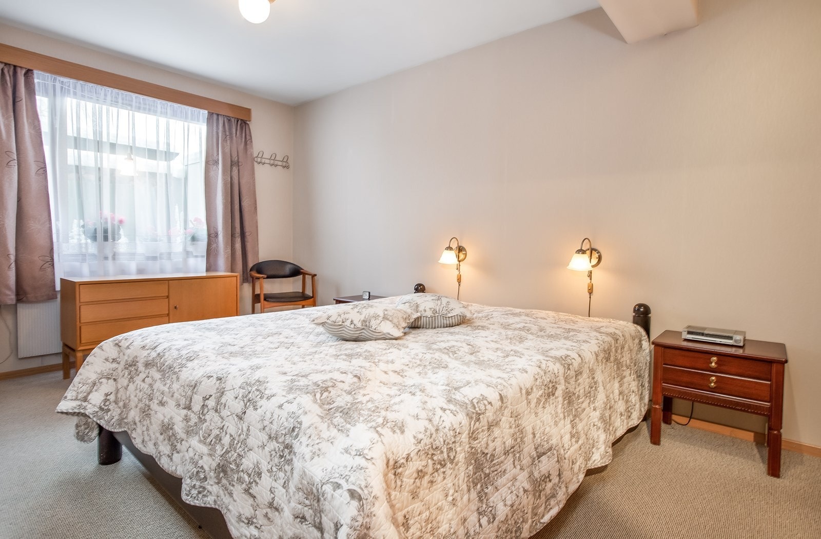 Boligen har fire soverom, som alle ligger i underetasjen og har vinduer ut mot elven. Galleribilde