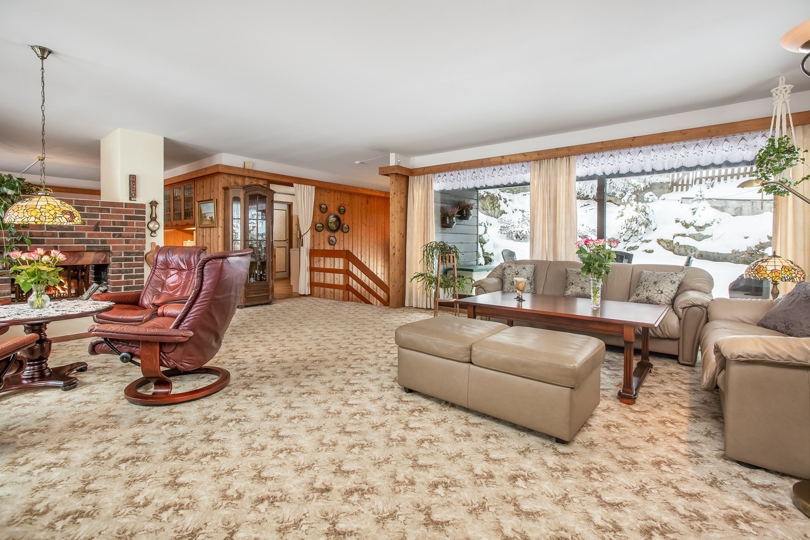 Fra stuen er det utgang til en overbygd terrasse og en hellelagt uteplass. Galleribilde