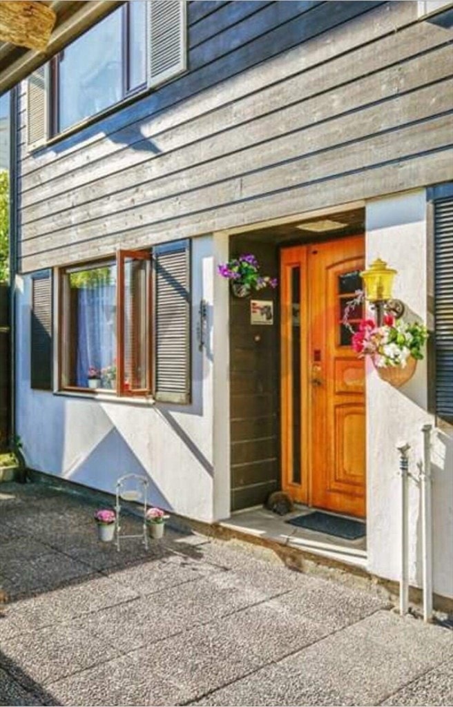 Boligen har et lunt, innebygget inngangsparti og en nyere ytterdør i lakkert edeltre. Galleribilde