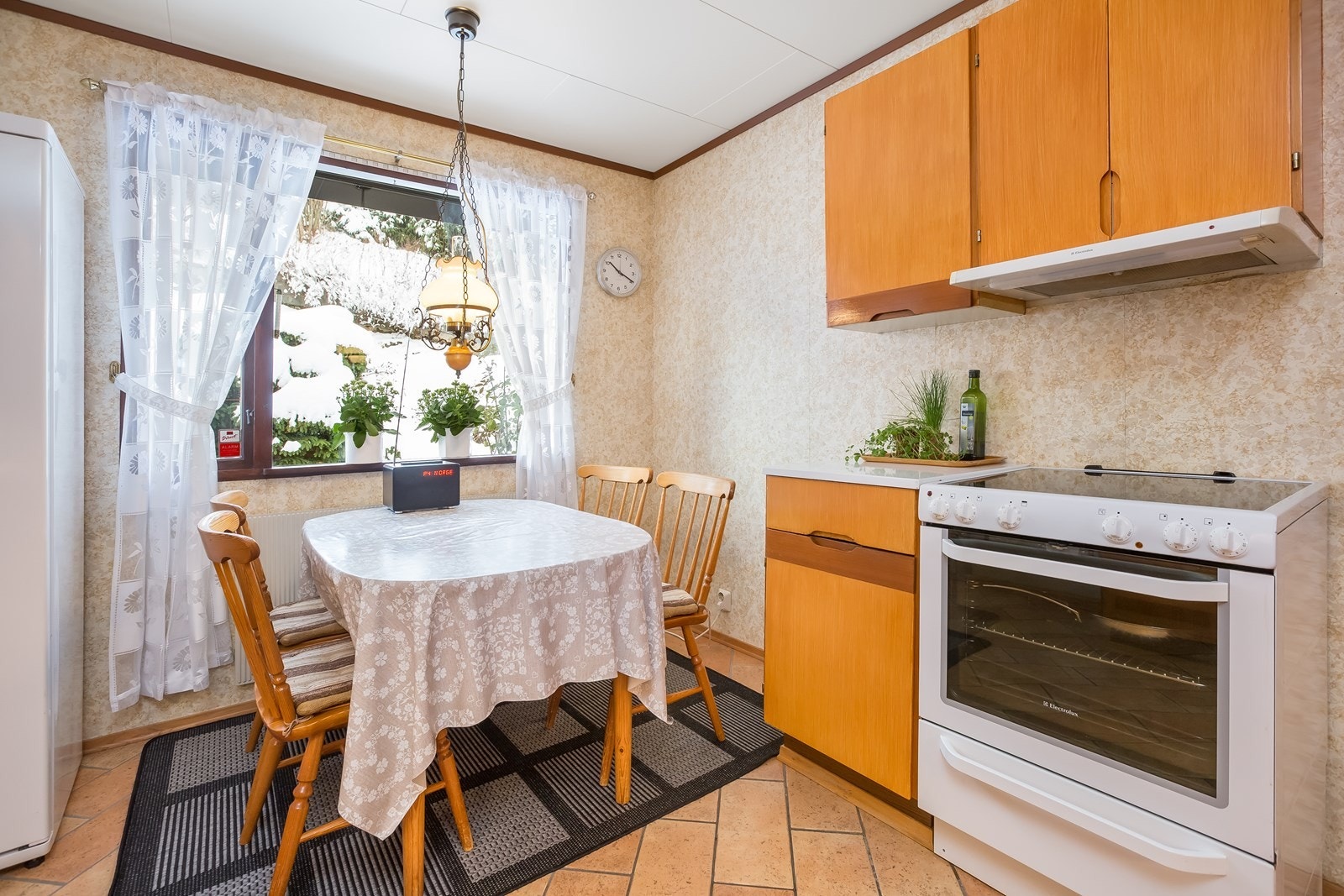 Kjøkkenet har god plass til spisegruppe. ved vinduet. Galleribilde