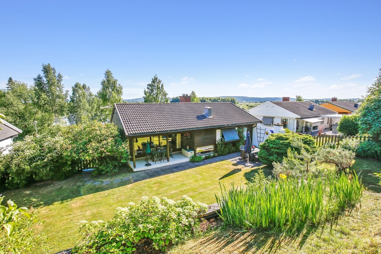 Uteområdet ligger mot sørvest, og er usjenert og solrikt. Galleribilde