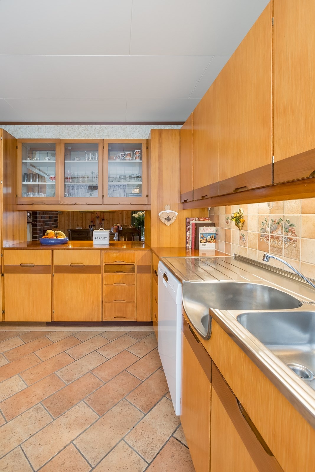 Det er nisjer til hvitevarer, og opplegg for vaskemaskin. Ventilatoren er av nyere dato, og har kast til friluft. Galleribilde