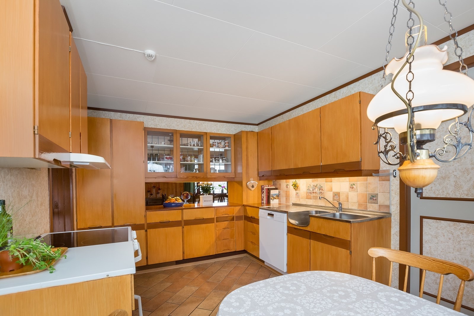 Veggen mot kjøkkenet er delvis åpen, og det er et innfelt skap og snedige, gjennomgående vitrineskap med dører på begge sider. Galleribilde