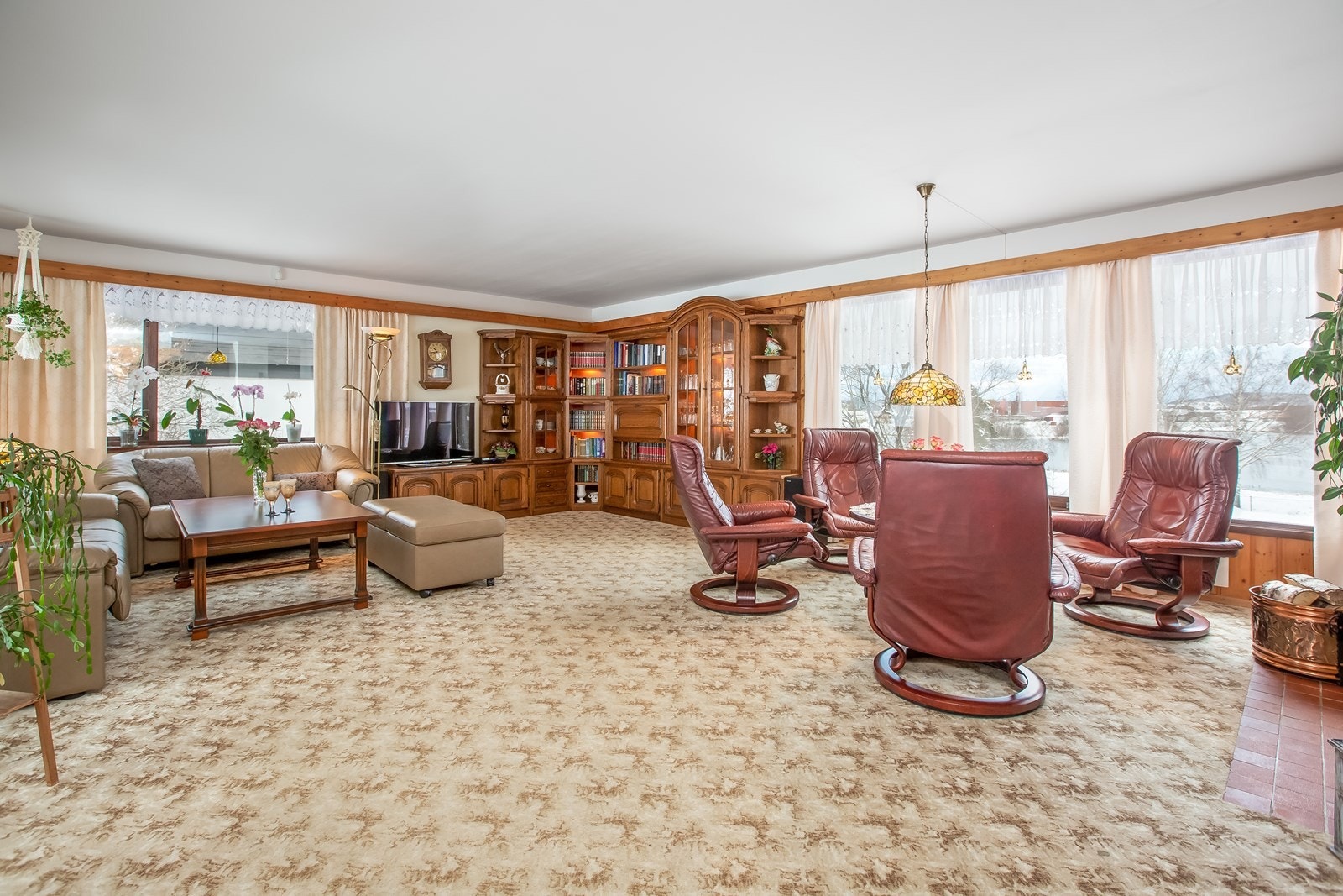 Boligen har en nydelig stue og spisestue, med bred skyvedør ut til terrassen og store vinduer ut mot Nitelva. Galleribilde