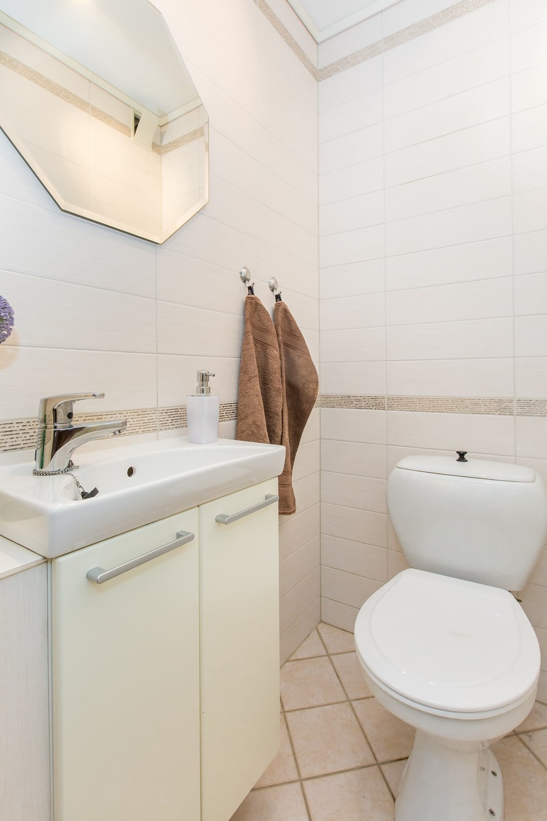 Det separate toalettet ligger vegg-i-vegg med badet, og ble pusset opp i 1998. Galleribilde