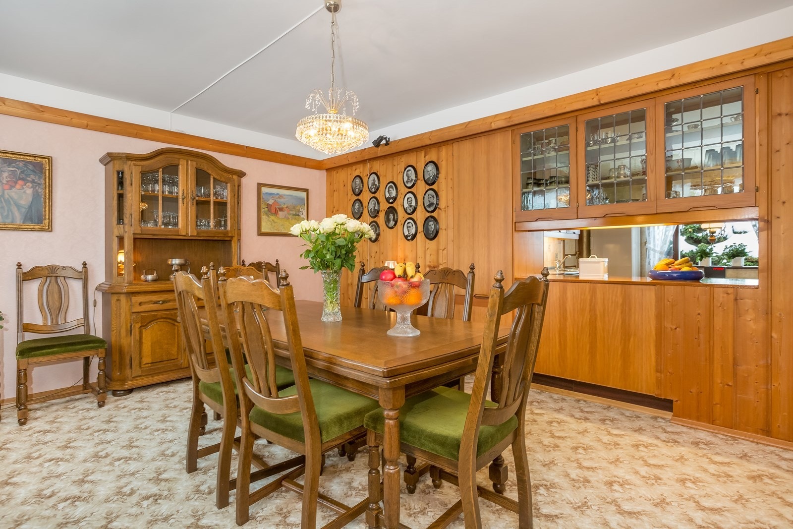 God plass til spisegruppe. Galleribilde