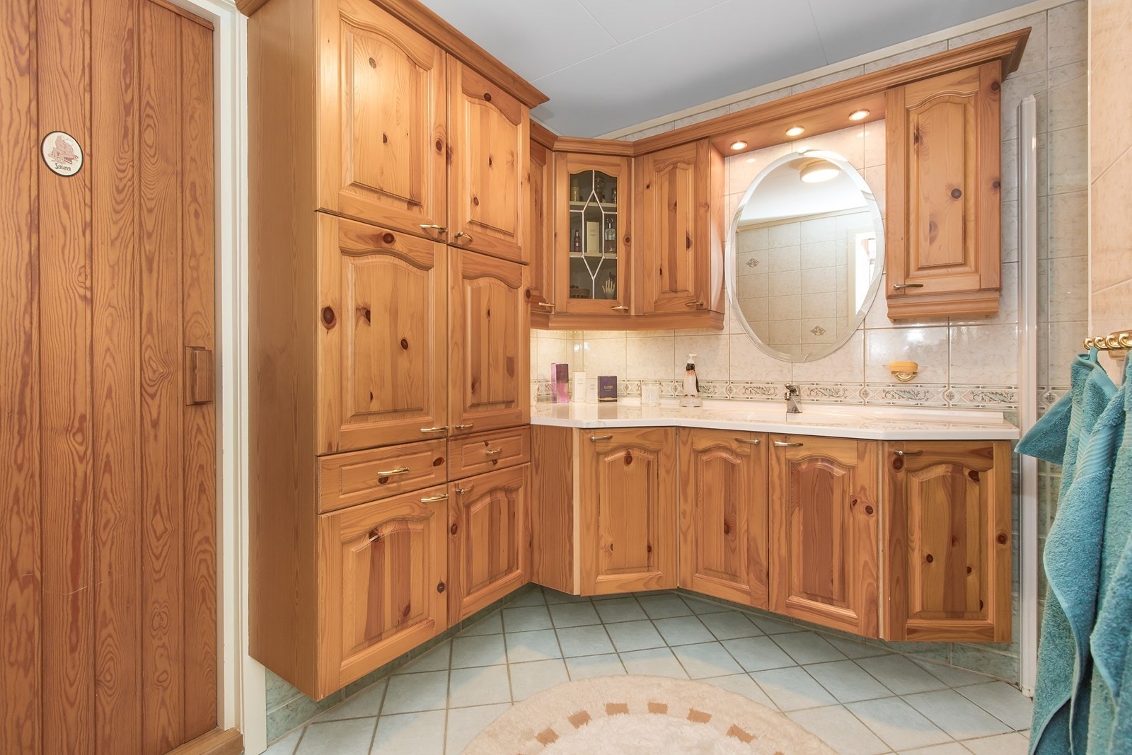 Badet er fra 1996 og innredningen består av en heldekkende servant med stor benk, og vegghengte underskap, overskap og høyskap. Galleribilde