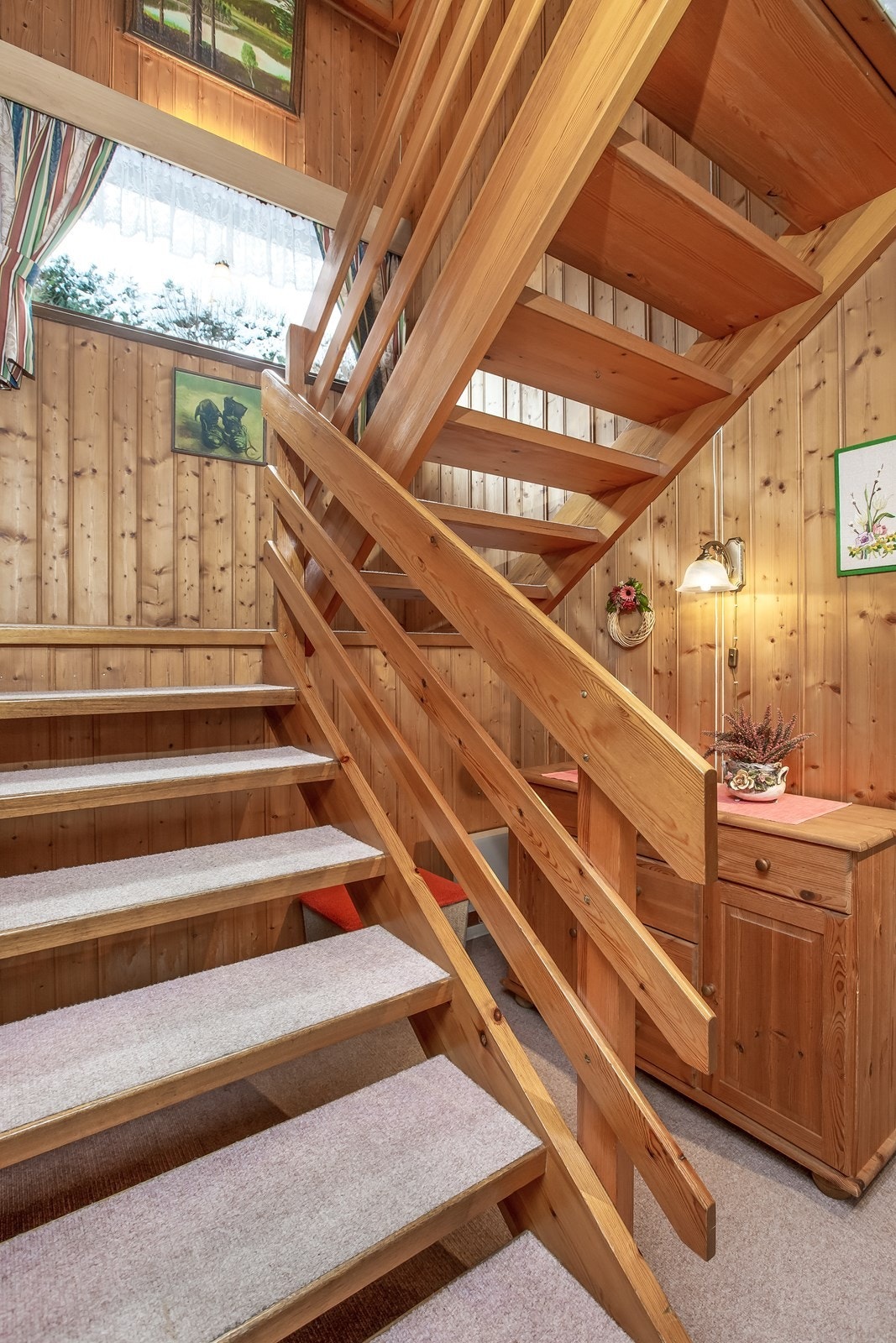 Trapp opp til hovedetasjen. Galleribilde