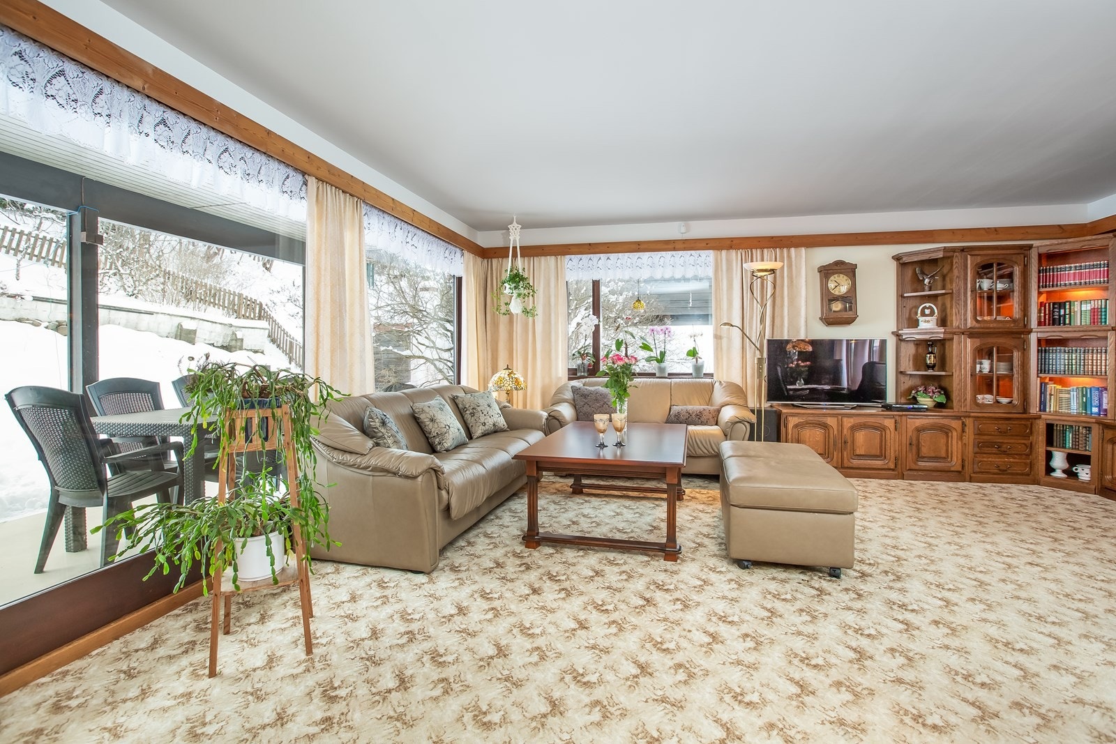 Store vindusflater som gir rikelig med naturlig lys. Galleribilde