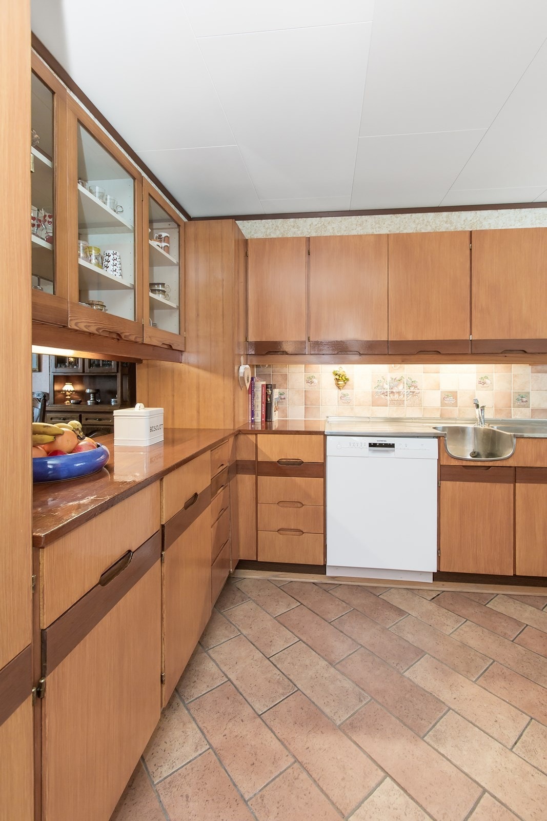 Kjøkkenet ligger i et eget rom og har original 70-talls innredning med laserte fronter. Galleribilde