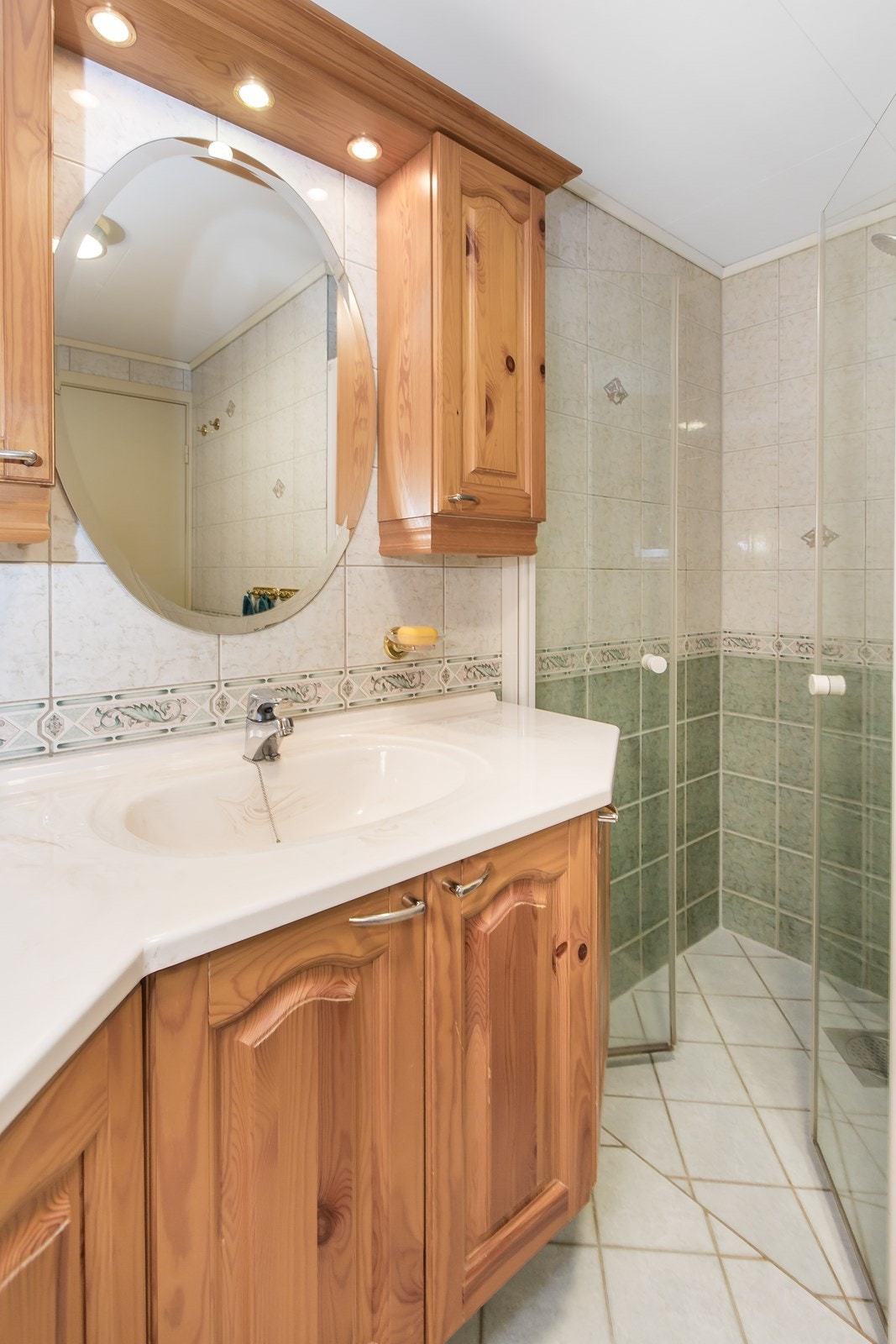 Boligen har et bad, badstue, wc og vaskerom. Galleribilde