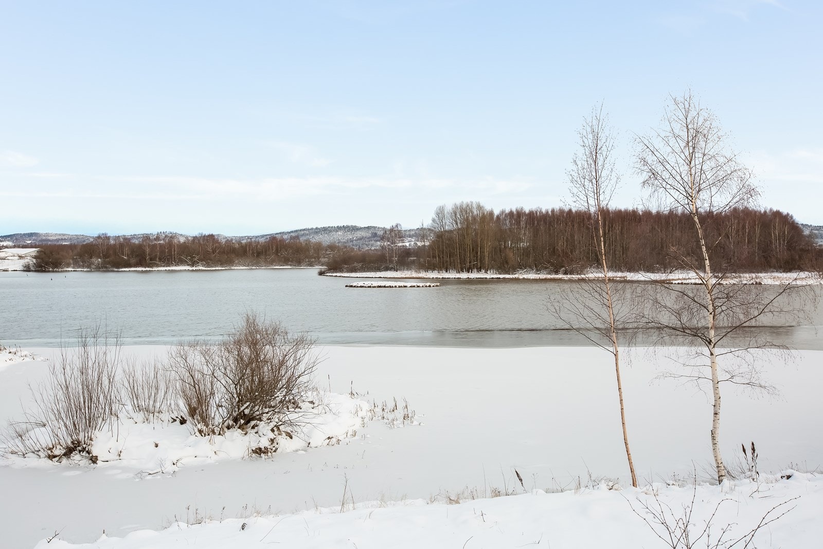 Bolighusene ligger på en rekke langs Nitelva, og har storslått utsikt over vannet. Galleribilde