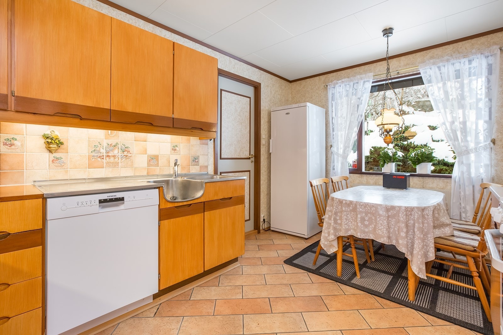 Kjøkkenet har godt med skap- og benkeplass. Galleribilde