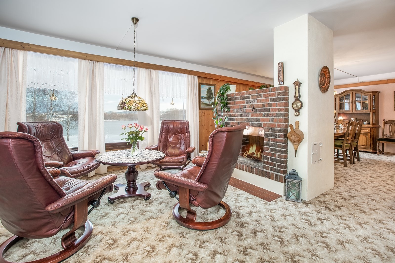 Stuen er stor nok for flere sittegrupper, og et eget område for spisestue. Galleribilde