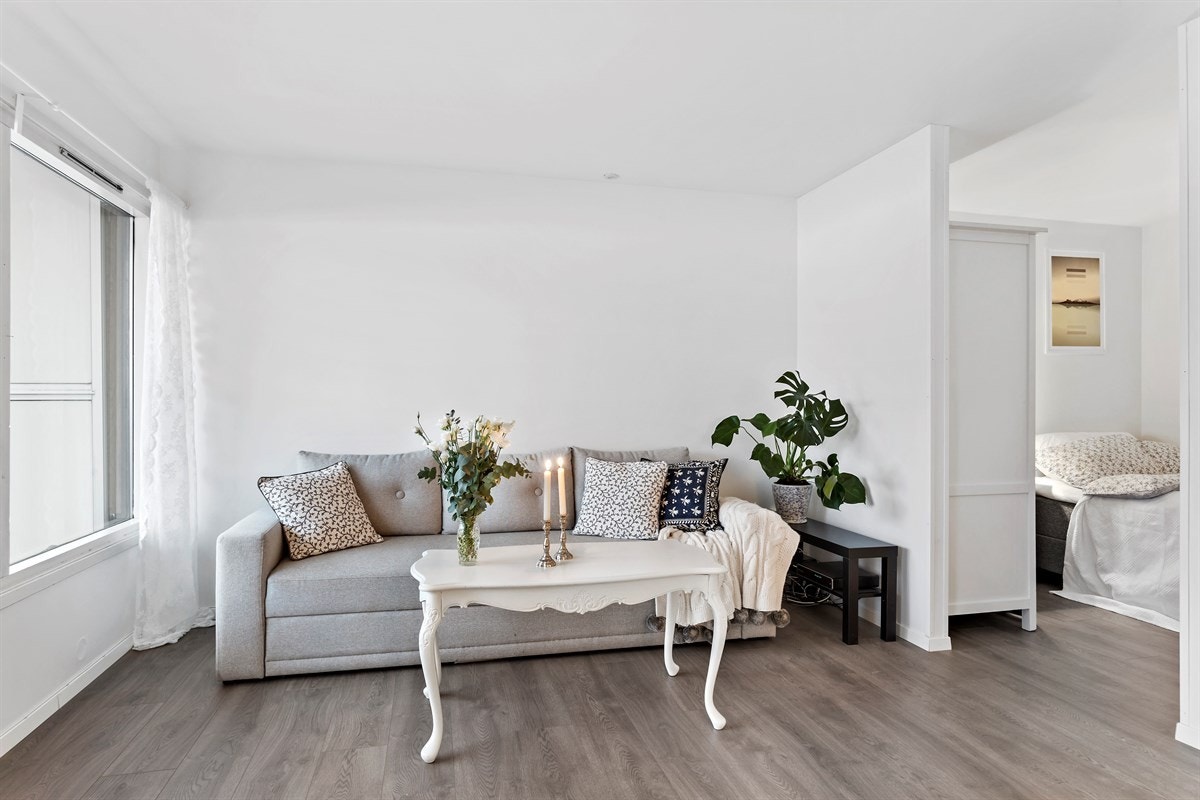 Romslig og lys stue med hyggelig plass til tv - og sofaløsning, samt spisebord med tilhørende møblement. Galleribilde