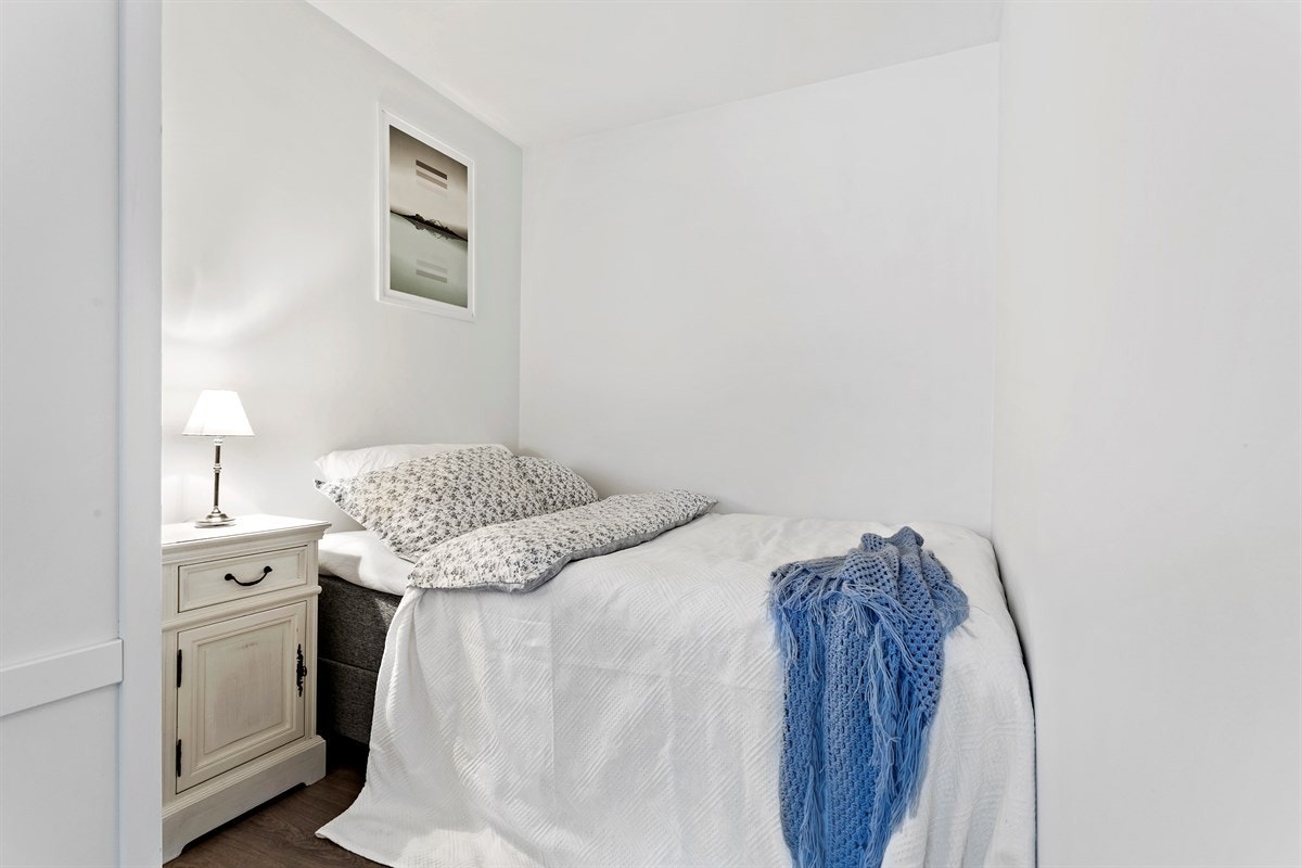 Egen alkovedel i stuen hvor det er plass til 150x200 seng. Galleribilde