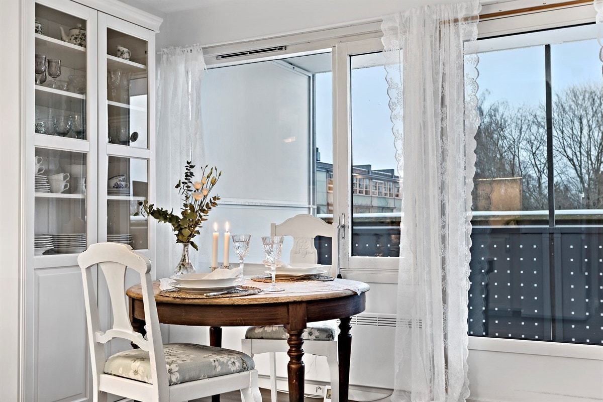 Det er store vindusflater i stuen som slipper inn rikelig med naturlig lys. Minimalt med innsyn! Galleribilde