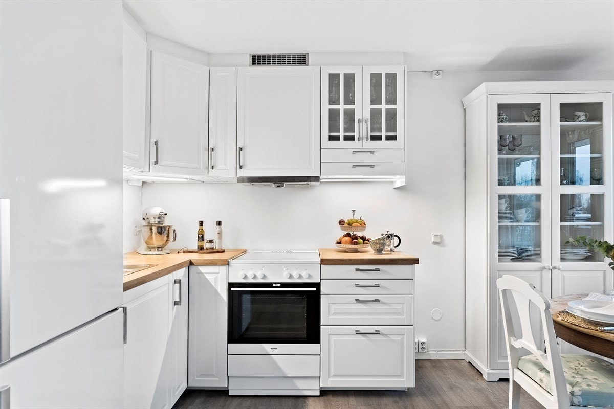 Nyere kombi-kjøleskap og komfyr følger boligen. Galleribilde