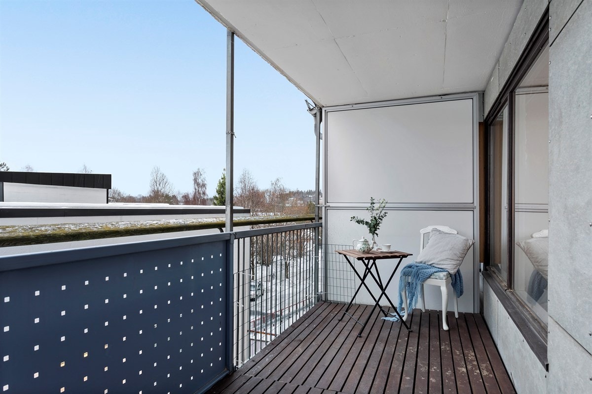 Fra stuen er det utgang til veranda på 11 kvm, her du har godt med plass til utemøblement og eventuell grill. Galleribilde