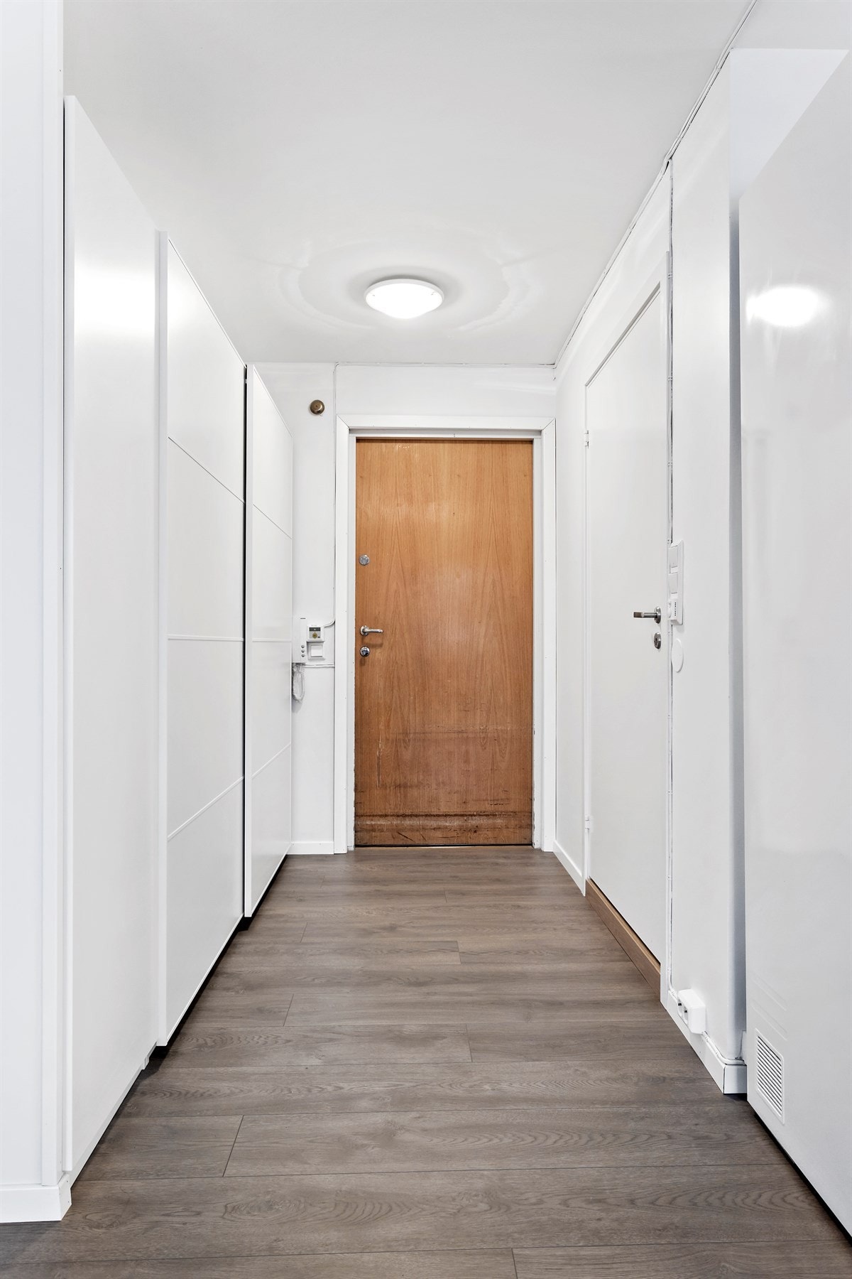 Entré med plass til garderobeskap. Galleribilde