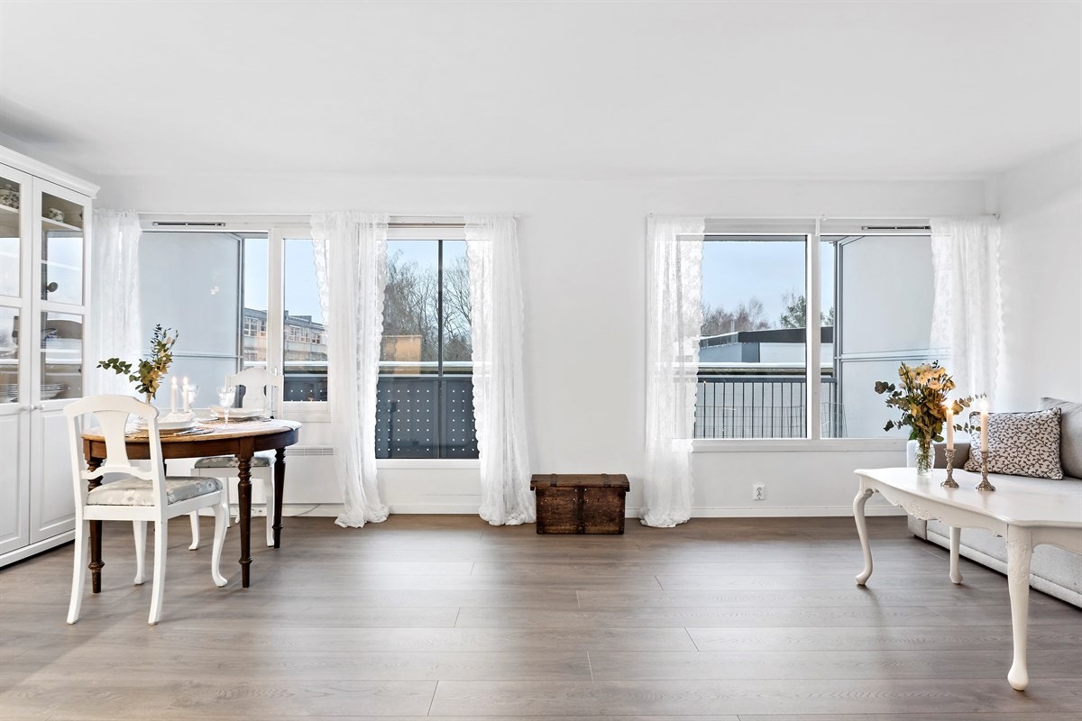 Leiligheten har vært gjennom omfattende oppussing i 2018, hvor leiligheten fremstår som svært moderne med en gjennomgående god standard. Galleribilde