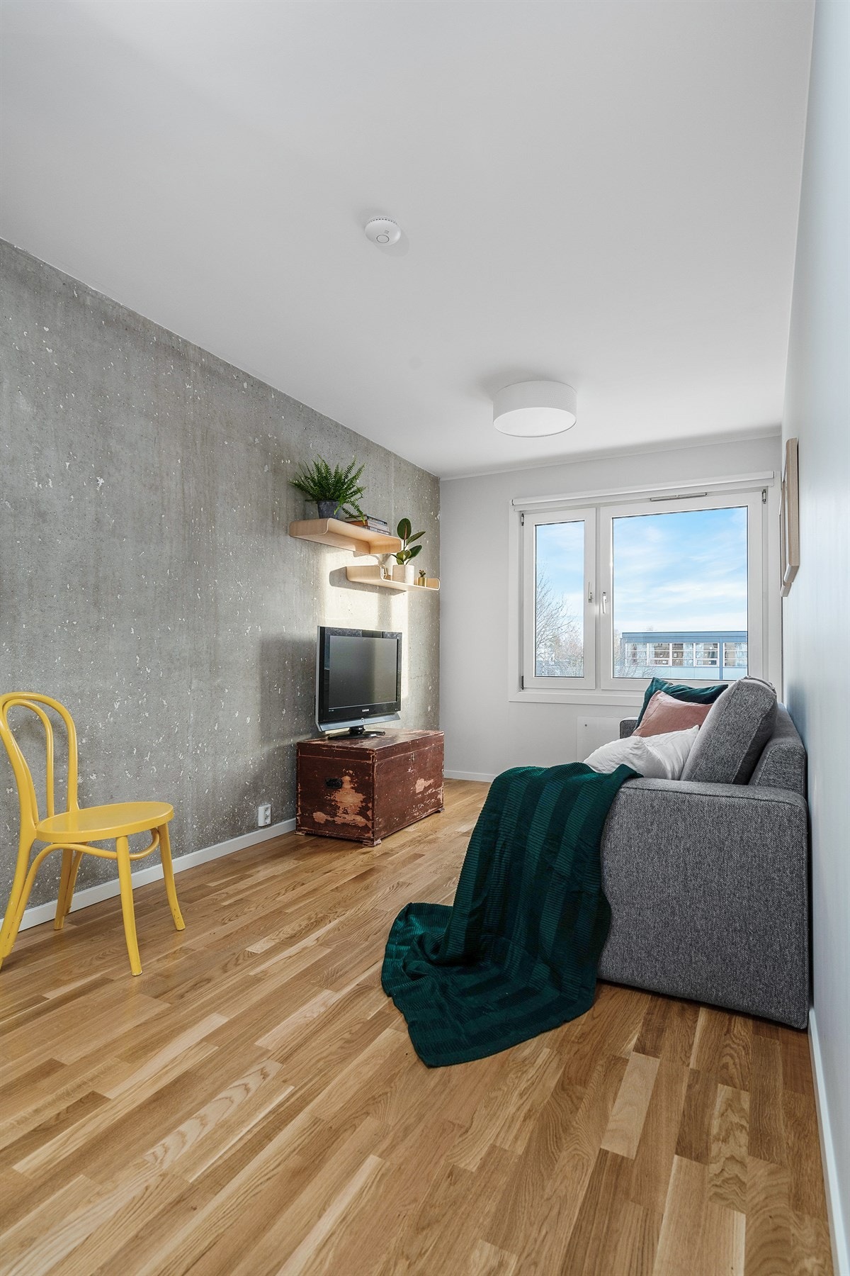 Leiligheten har flere soverom og dette kan være et flott barnerom, kontor eller TV-stue Galleribilde