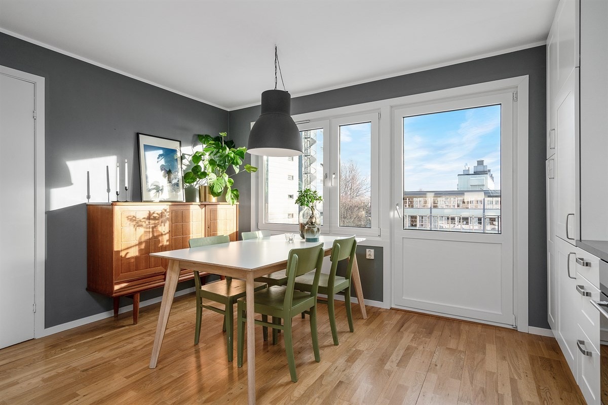 Det er plass til et frokost/middagsbord på kjøkkenet Galleribilde