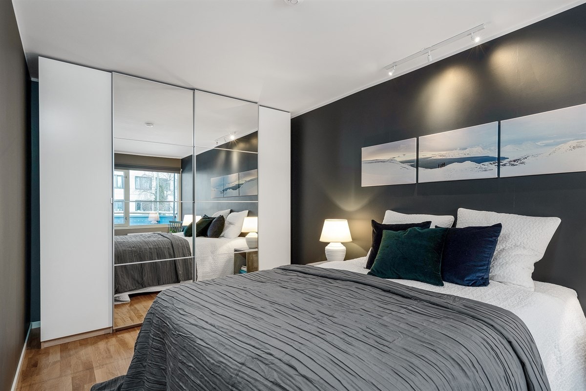 Soverommet har også et romslig garderobeskap Galleribilde