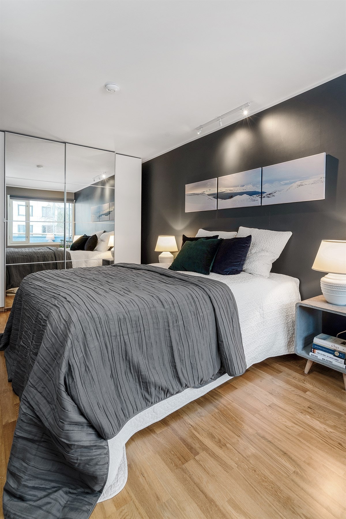 Hovedsoverommet er romslig og har god plass til en stor dobbeltseng med tilhørende nattbord Galleribilde