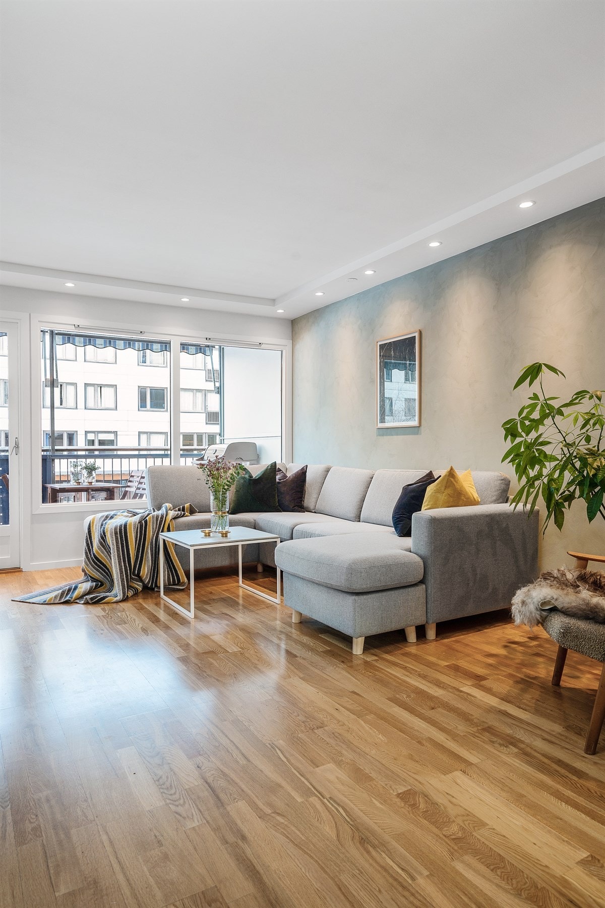 Leiligheten er malt i lyse nøytrale farger som gjør det enkelt å innrede rommet Galleribilde